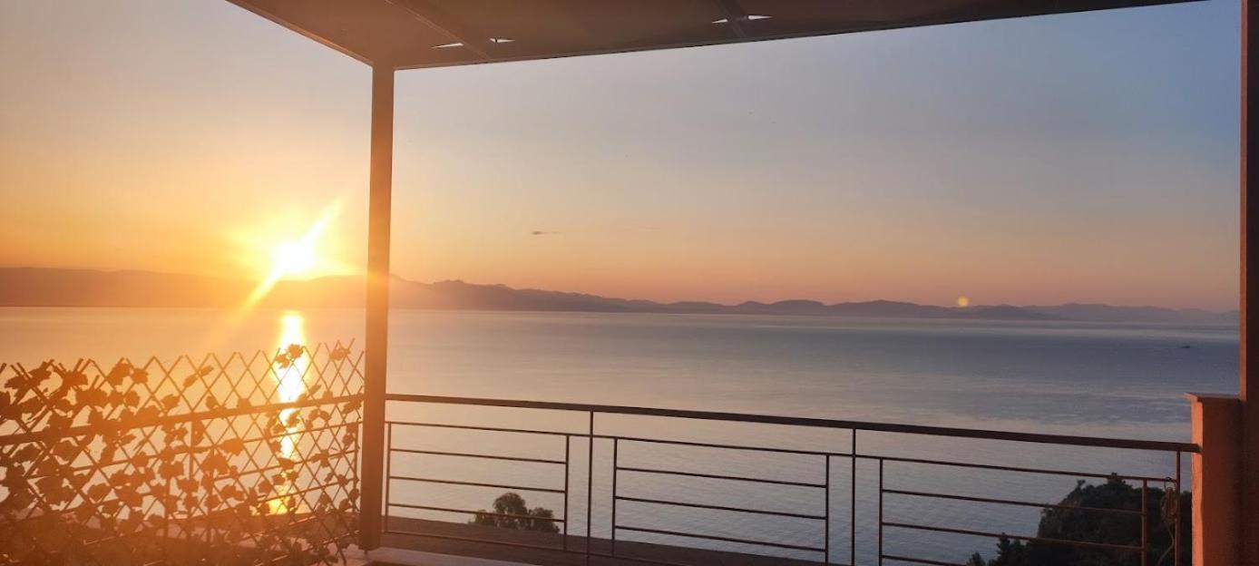 Simply Meraki Gytheian Apt With Panoramic Sea View Gythio Extérieur photo
